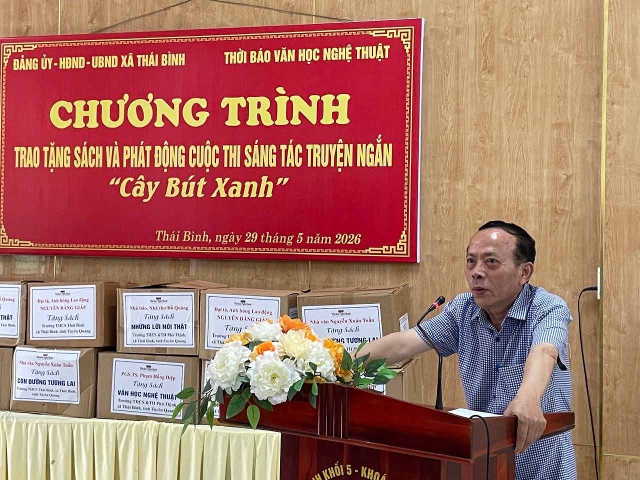 Thời báo Văn học nghệ thuật tặng sách và phát động Cuộc thi Sáng tác truyện ngắn “Cây bút xanh” tại xã Thái Bình, tỉnh Tuyên Quang - 3