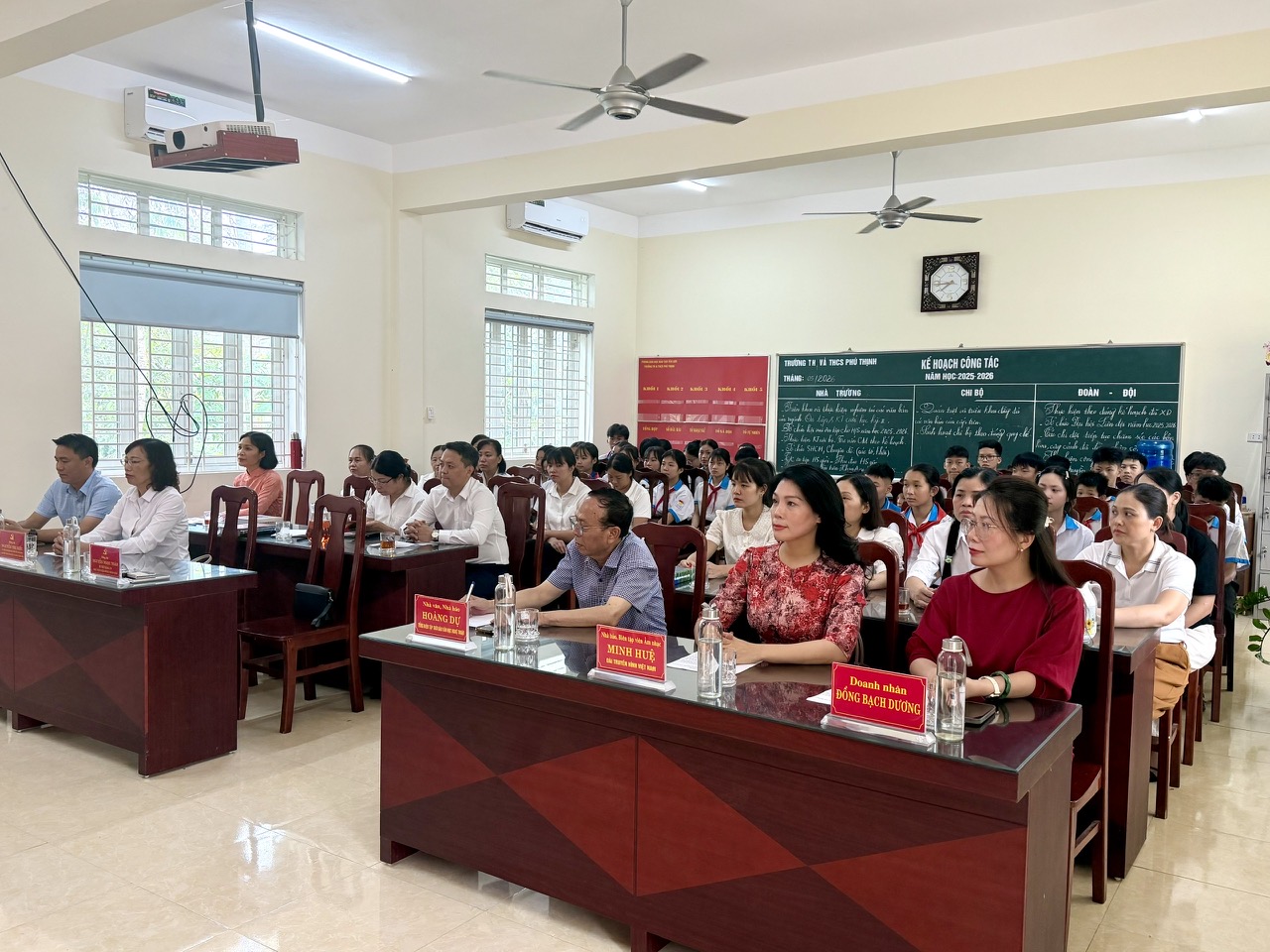 Thời báo Văn học nghệ thuật tặng sách và phát động Cuộc thi Sáng tác truyện ngắn “Cây bút xanh” tại xã Thái Bình, tỉnh Tuyên Quang - 2