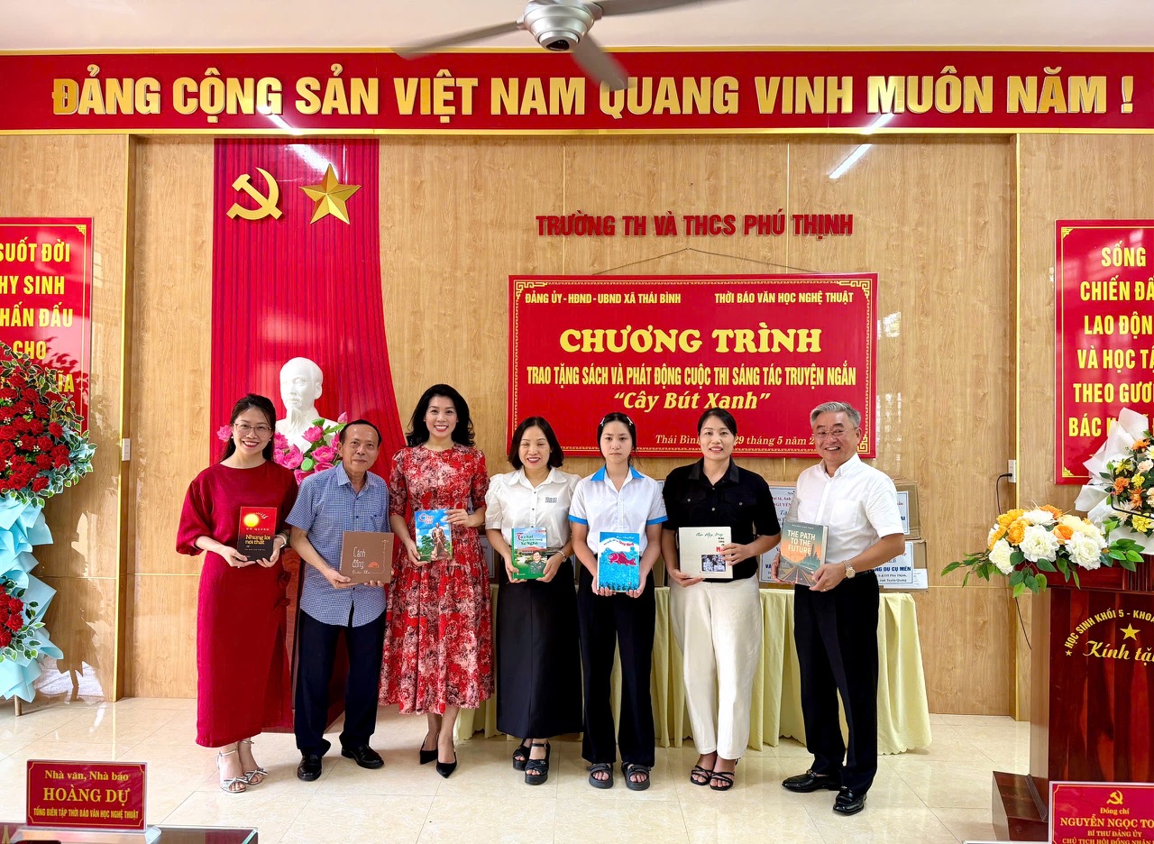 Thời báo Văn học nghệ thuật tặng sách và phát động Cuộc thi Sáng tác truyện ngắn “Cây bút xanh” tại xã Thái Bình, tỉnh Tuyên Quang - 4