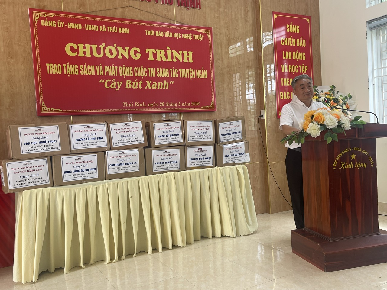 Thời báo Văn học nghệ thuật tặng sách và phát động Cuộc thi Sáng tác truyện ngắn “Cây bút xanh” tại xã Thái Bình, tỉnh Tuyên Quang - 6
