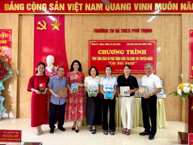 Thời báo Văn học nghệ thuật tặng sách và phát động Cuộc thi Sáng tác truyện ngắn “Cây bút xanh” tại xã Thái Bình, tỉnh Tuyên Quang