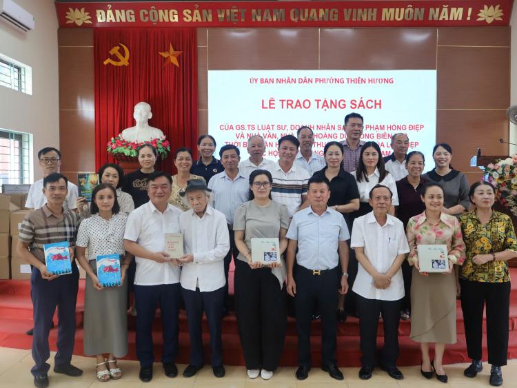 Trao tặng sách và phát động Cuộc thi sáng tác truyện ngắn 