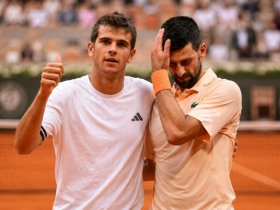 Djokovic nhận cú sốc lớn, 