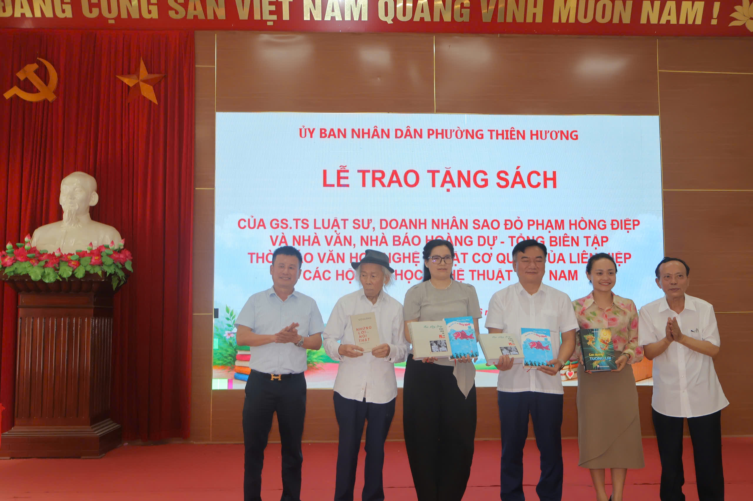 Trao tặng sách và phát động Cuộc thi sáng tác truyện ngắn "Cây bút xanh" tại phường Thiên Hương, TP Hải Phòng - 2