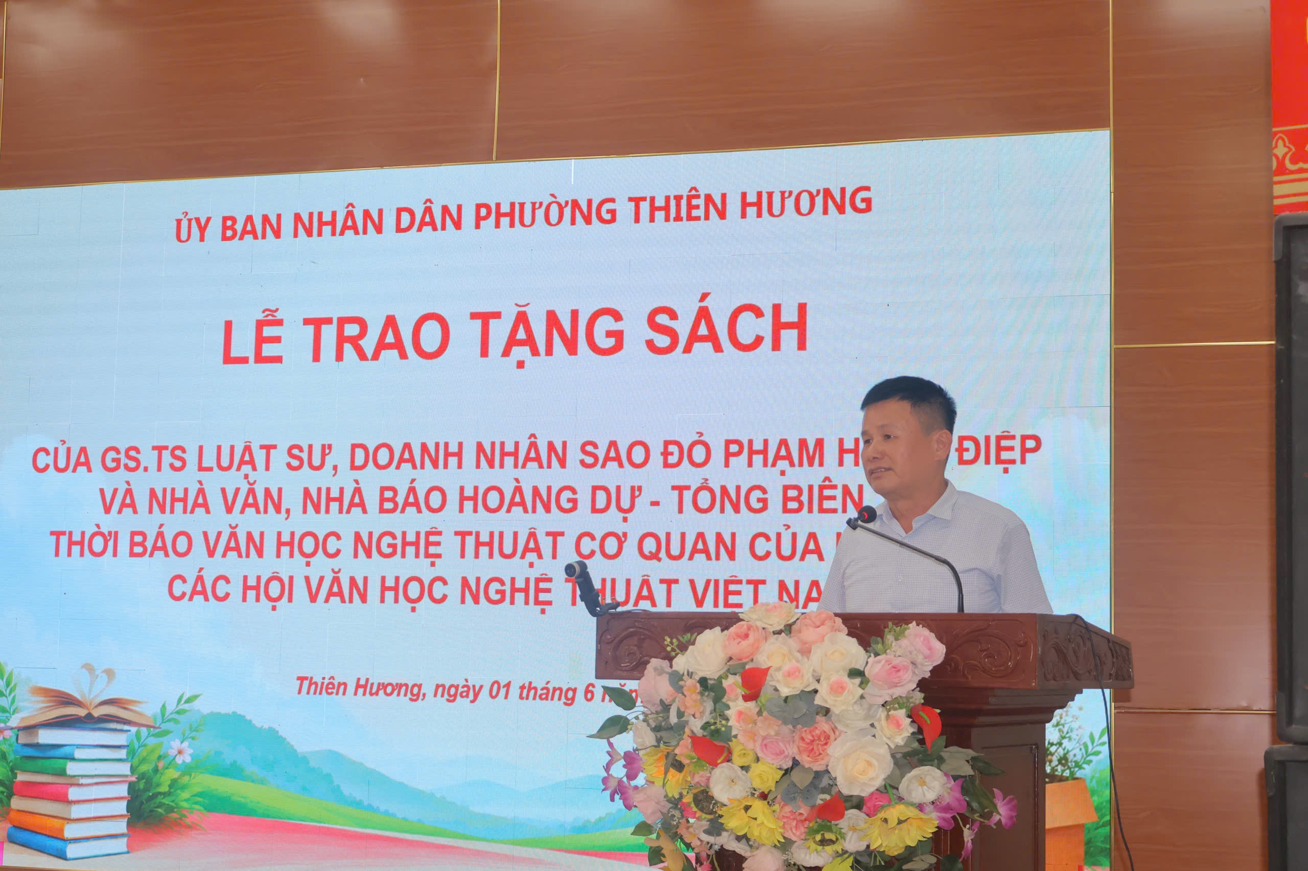 Trao tặng sách và phát động Cuộc thi sáng tác truyện ngắn "Cây bút xanh" tại phường Thiên Hương, TP Hải Phòng - 5