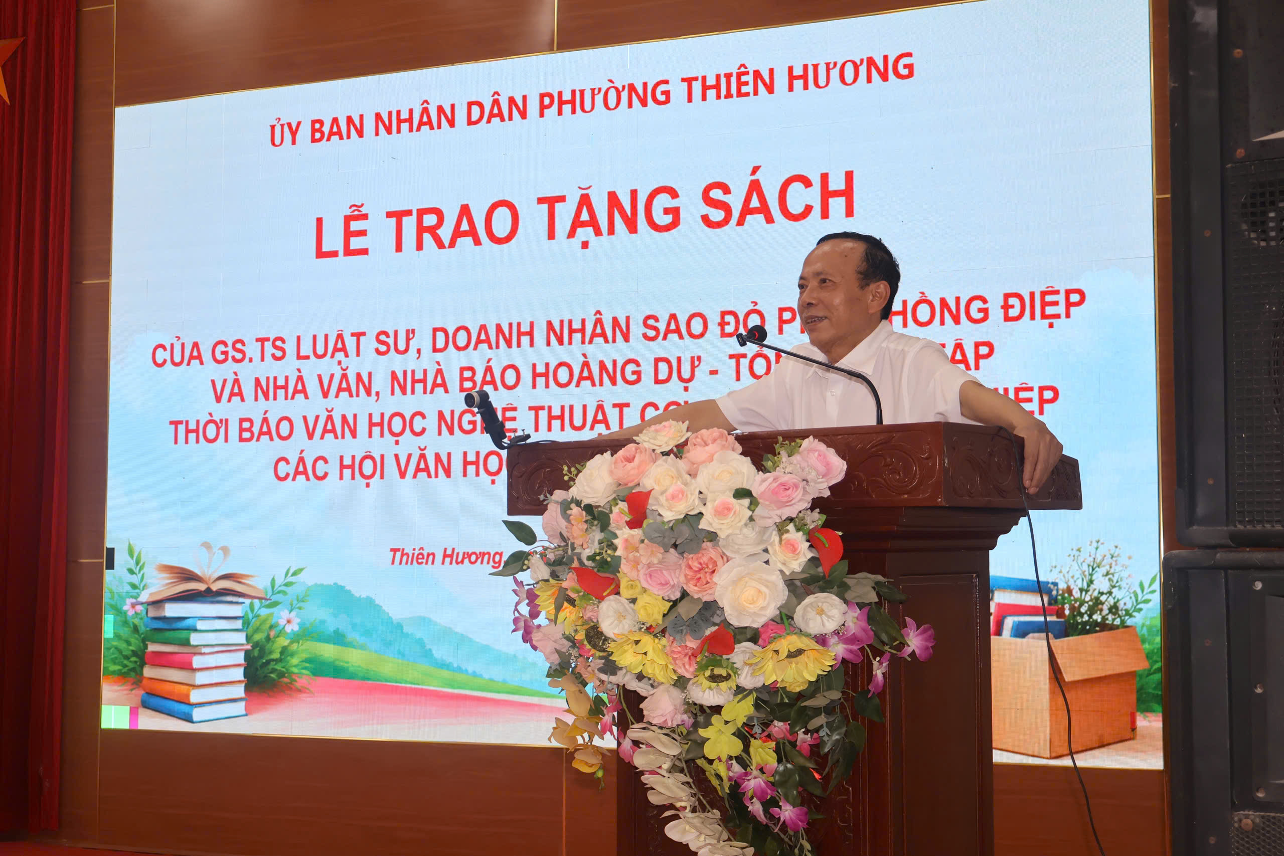 Trao tặng sách và phát động Cuộc thi sáng tác truyện ngắn "Cây bút xanh" tại phường Thiên Hương, TP Hải Phòng - 1