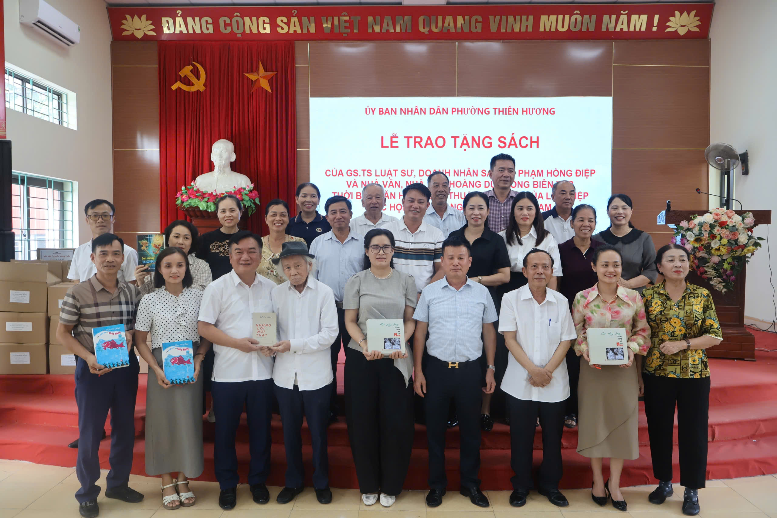 Trao tặng sách và phát động Cuộc thi sáng tác truyện ngắn "Cây bút xanh" tại phường Thiên Hương, TP Hải Phòng - 4