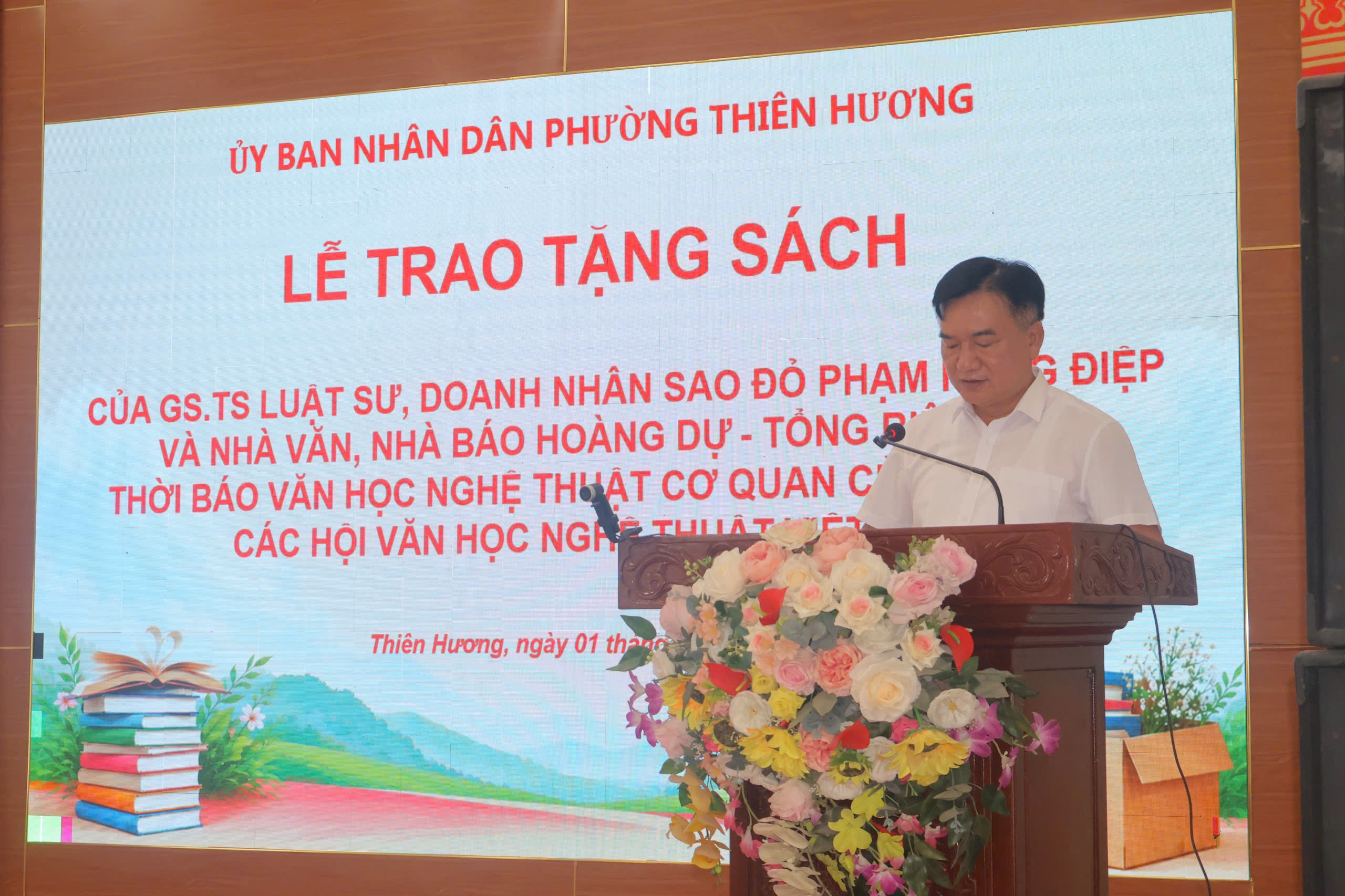 Trao tặng sách và phát động Cuộc thi sáng tác truyện ngắn "Cây bút xanh" tại phường Thiên Hương, TP Hải Phòng - 6