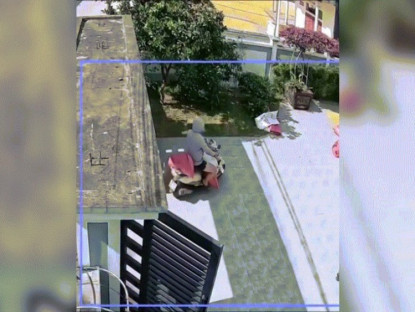 Giao thông - Clip: “Cảm động” thanh niên chạy thóc giúp bố mẹ và cái kết khó đỡ