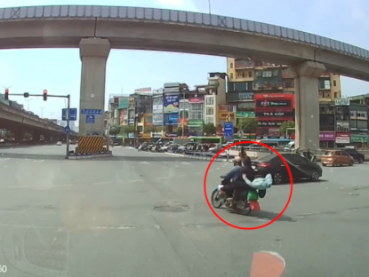 Giao thông - Clip: "Dở khóc dở cười" người phụ nữ rơi khỏi xe máy khi đang vượt đèn đỏ