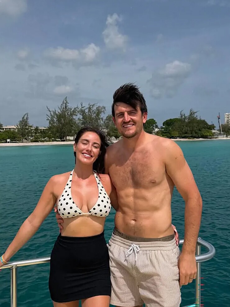 Maguire đi chữa lành vết thương World Cup, vợ đẹp khoe vòng 1 gây chú ý - 1