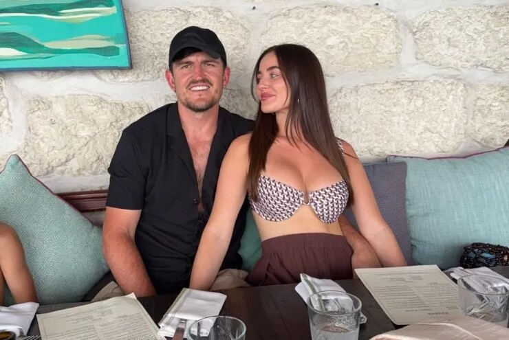 Maguire đi chữa lành vết thương World Cup, vợ đẹp khoe vòng 1 gây chú ý - 2