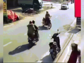 Clip: Tránh phụ nữ sang đường, xe máy đâm ô tô rồi hất văng hai người lên capo