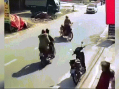 Giao thông - Clip: Tránh phụ nữ sang đường, xe máy đâm ô tô rồi hất văng hai người lên capo