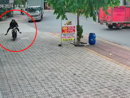 Giao thông - Clip: Lách ô tô rẽ phải để vượt, xe máy lao lên vỉa hè rồi đâm vào nhà dân