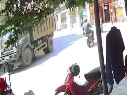Giao thông - Clip: Ôm cua tốc độ cao, thanh niên phóng xe chui tọt vào nhà dân