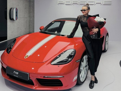 Giao thông - Siêu mẫu Thanh Hằng chi hơn 5 tỷ tậu Porsche 718 Boxster mừng sinh nhật sớm
