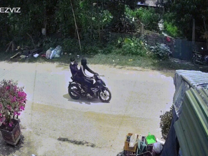 Giao thông - Clip: Dở khóc dở cười hai thanh niên "hạ gục" chậu hoa giấy rồi ngã sõng soài