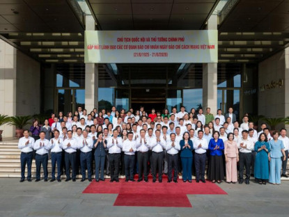 Tin Tức - Chủ tịch Quốc hội và Thủ tướng Chính phủ gặp mặt Lãnh đạo các cơ quan báo chí