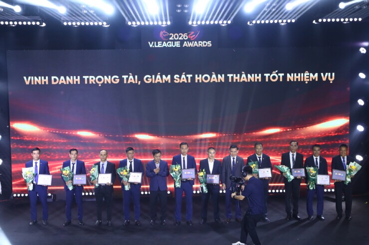 HLV Kim Sang Sik "trao quà" cho Quang Hải, Công an Hà Nội thắng lớn ở V-League Awards - 6