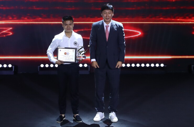 HLV Kim Sang Sik "trao quà" cho Quang Hải, Công an Hà Nội thắng lớn ở V-League Awards - 1