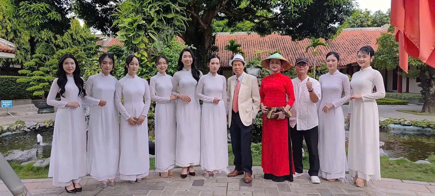 Đoàn thí sinh Hoa hậu Văn hóa Việt Nam Toàn cầu viếng Lăng Bác - 2