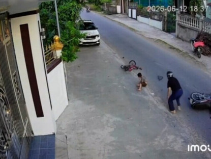 Giao thông - Clip: Thót tim "khối nghỉ hè" sang đường từ điểm mù, xe máy không kịp trở tay