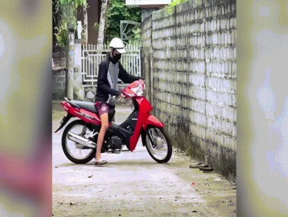 Giao thông - Clip: Dùng bánh xe máy chèn rắn, thanh niên nhận màn phản đòn hú vía