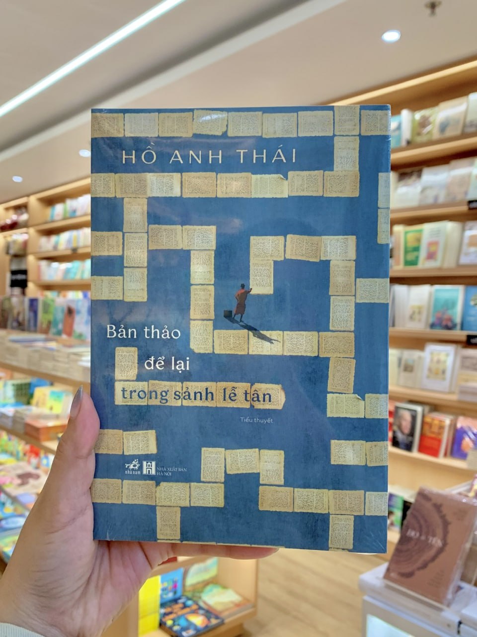 Tiểu thuyết "Bản thảo để lại trong sảnh lễ tân" của nhà văn Hồ Anh Thái  được dịch sang tiếng Trung - 1