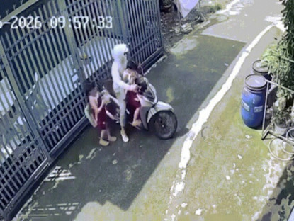 Giao thông - Clip: "Dở khóc dở cười" với pha đón con đi học, mẹ vô tư để quên bé phía sau