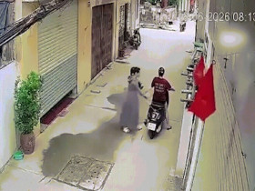 Clip: Vừa ngồi lên yên xe máy, cô gái ngã 