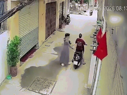 Giao thông - Clip: Vừa ngồi lên yên xe máy, cô gái ngã "chổng vó lên trời"