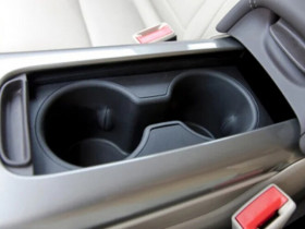 Khe hở bí ẩn giữa hai giá đỡ cốc trên ô tô thực sự có tác dụng gì?