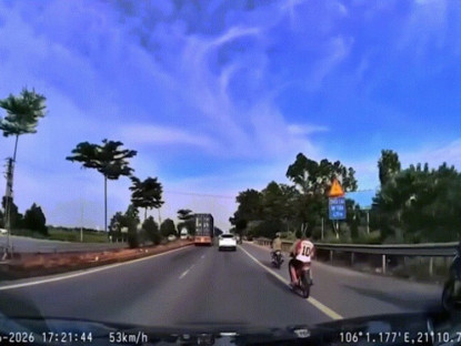 Giao thông - Clip: Phóng như bay trên đường, 4 thanh niên ngã văng sau cú va chạm liên hoàn