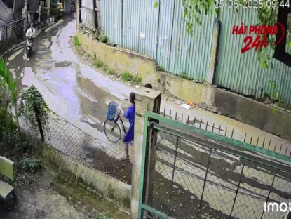 Giao thông - Clip: Khúc cua "ám ảnh", hàng loạt người đi xe máy trượt ngã liên tiếp