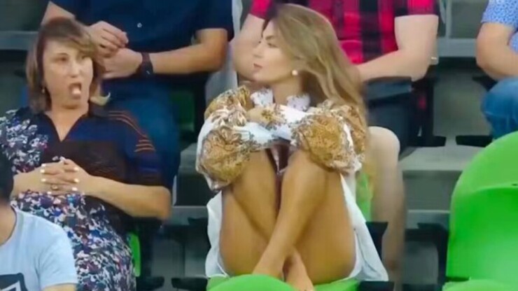 Fan nữ World Cup cực xinh ngồi "vắt vẻo lả lơi", bình luận viên "mất kiểm soát" - 1