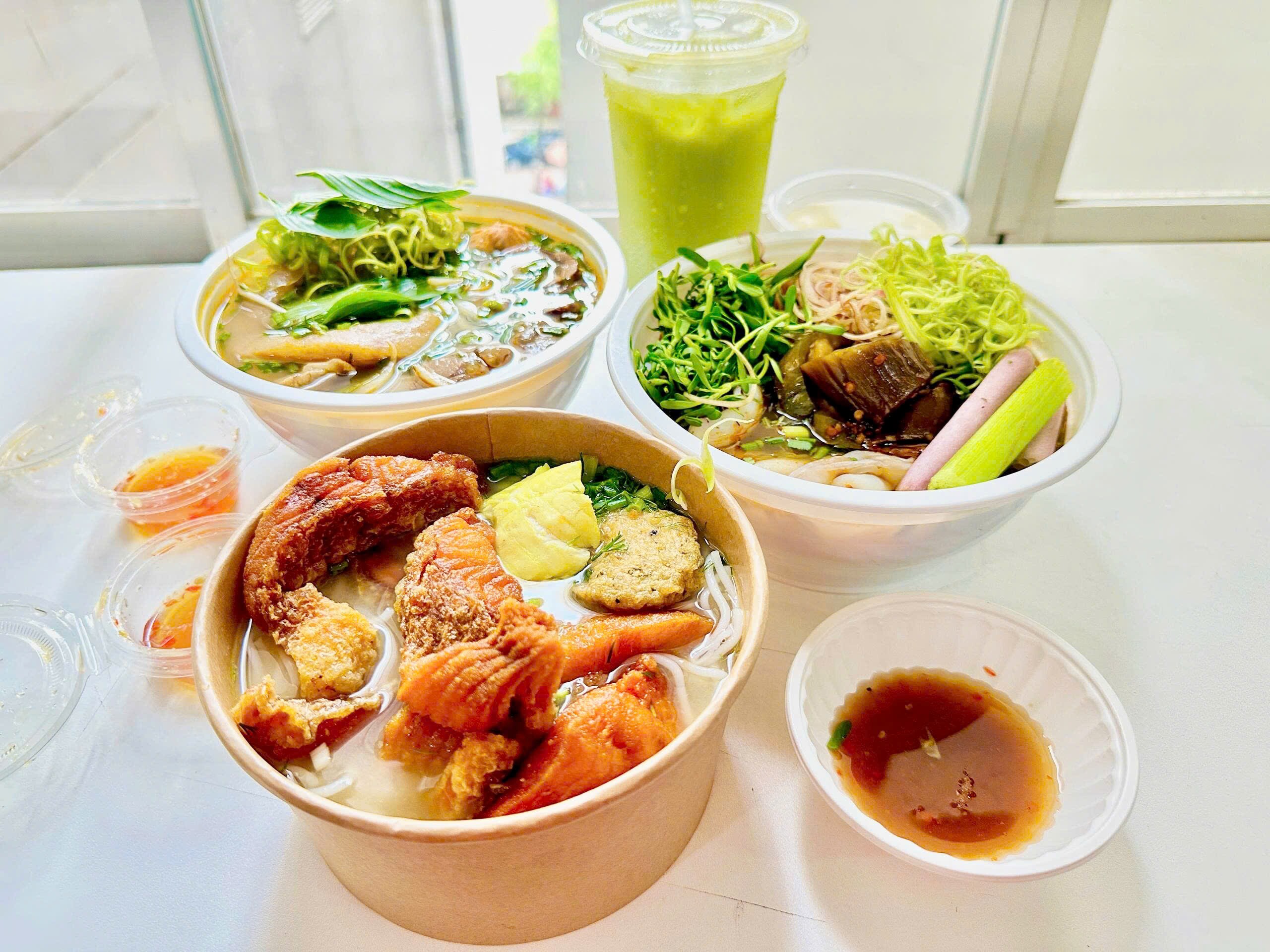 Đi dọc Việt Nam, thưởng thức mâm bún đặc sắc chỉ với vài thao tác - 1