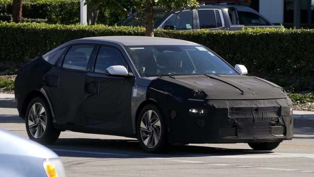 Hyundai Elantra phiên bản nâng cấp chạy thử nghiệm trên đường phố - 1