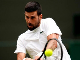 Djokovic thắng trận đầu tiên trên sân cỏ, gửi 