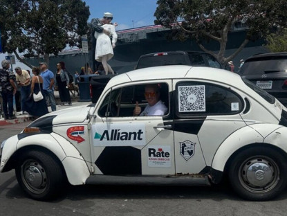 Giao thông - Volkswagen Beetle sơn hình quả bóng cùng chủ nhân xuyên nước Mỹ xem World Cup