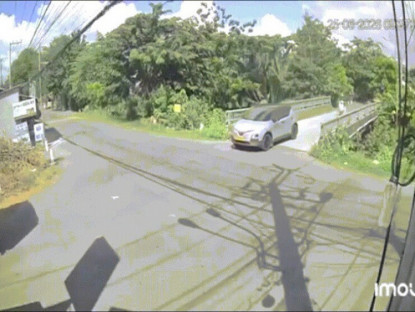 Giao thông - Clip: Kinh hoàng xe máy chở vật liệu đâm xuyên cửa kính taxi giữa ngã tư