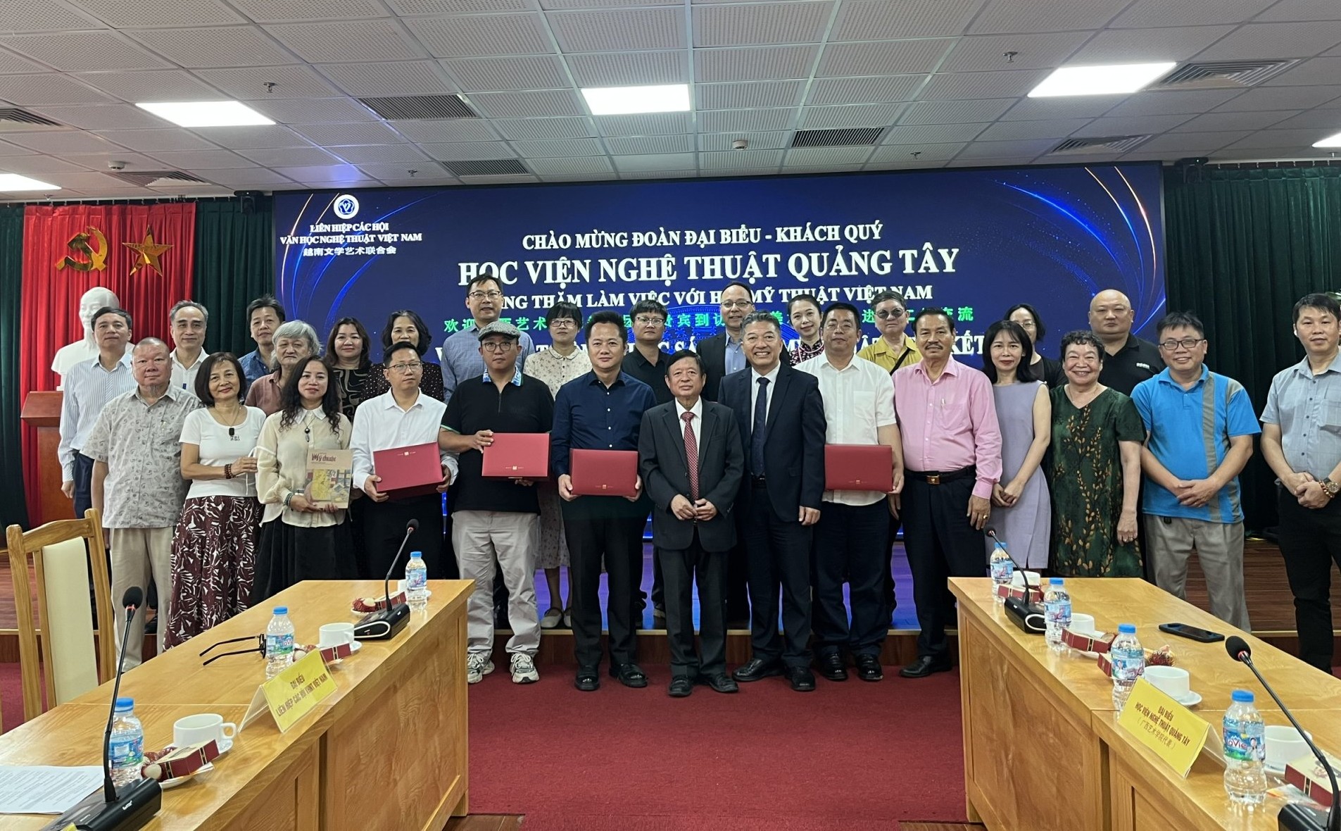 Thúc đẩy giao lưu mỹ thuật Việt Nam - Trung Quốc qua dự án sáng tác “Dấu chân Cách mạng - Dấu chân Phát triển - Dấu chân Tuổi trẻ” - 6