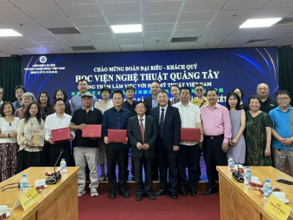 Tin Tức - Thúc đẩy giao lưu mỹ thuật Việt Nam - Trung Quốc qua dự án sáng tác “Dấu chân Cách mạng - Dấu chân Phát triển - Dấu chân Tuổi trẻ”