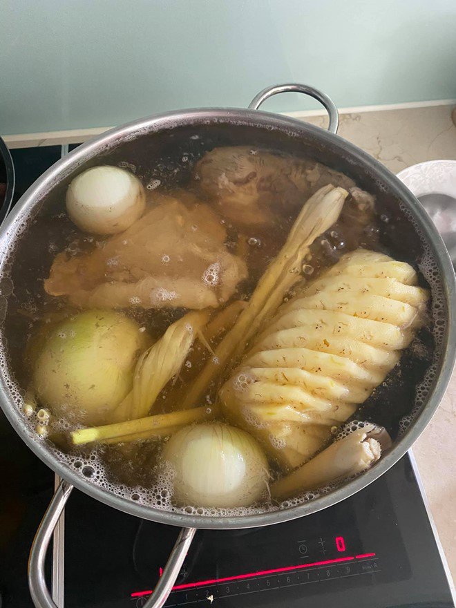 Lê Thúy hào hứng nấu bún nhưng thành phẩm "dở ẹc", nữ ca sĩ "Cô đơn trên sofa" bình luận bất ngờ - 5