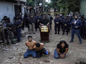 3 thành viên băng đảng khét tiếng qùy giữa phố, El Salvador tuyên chiến với tội phạm