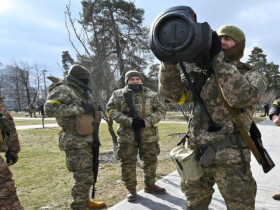 Báo Nga thâm nhập "chợ đen" mua vũ khí Mỹ ở Ukraine