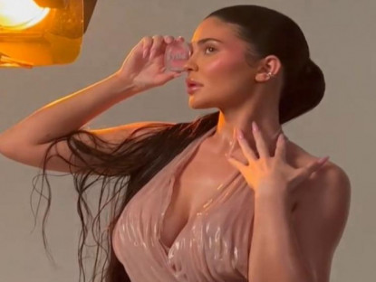  - Kylie Jenner khoe dáng với đầm ôm trong quảng cáo mỹ phẩm