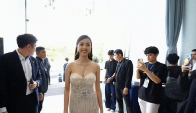 Người đẹp Kiên Giang gặp sự cố váy áo, chỉnh sửa luôn trên thảm đỏ đang livestream - 1