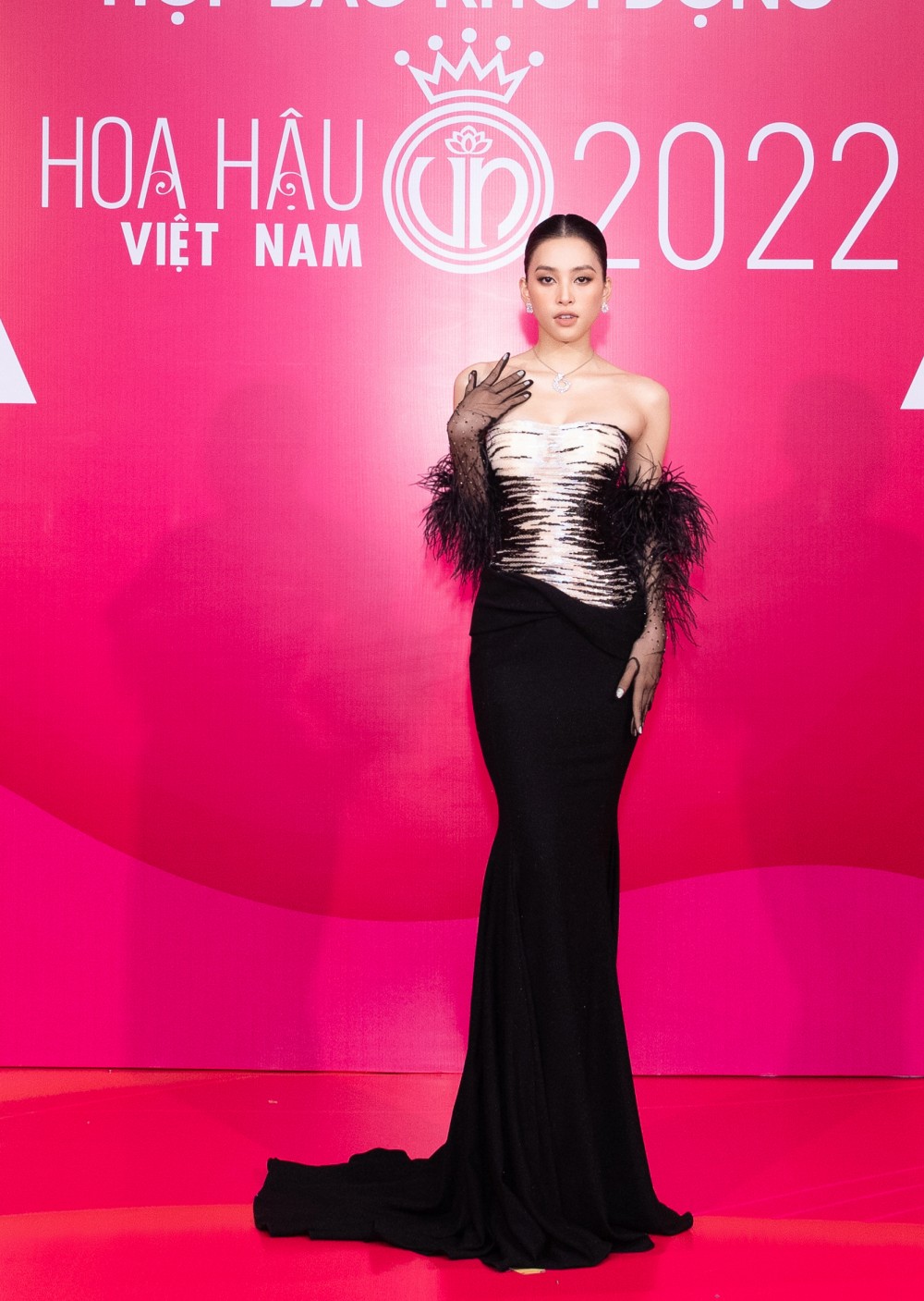Đỗ Hà khoe đôi chân dài 1,11m tại sự kiện khởi động Hoa hậu Việt Nam 2022 - 2