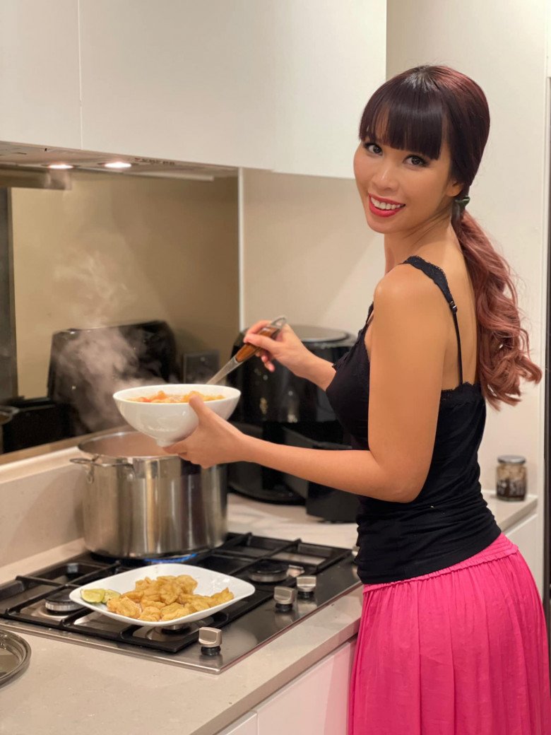 Siêu mẫu Hà Anh nấu món ăn nguyên ngày để chồng con xì xụp trong 20 phút, được Hoa hậu khen: &#34;Giỏi vậy&#34; - 9